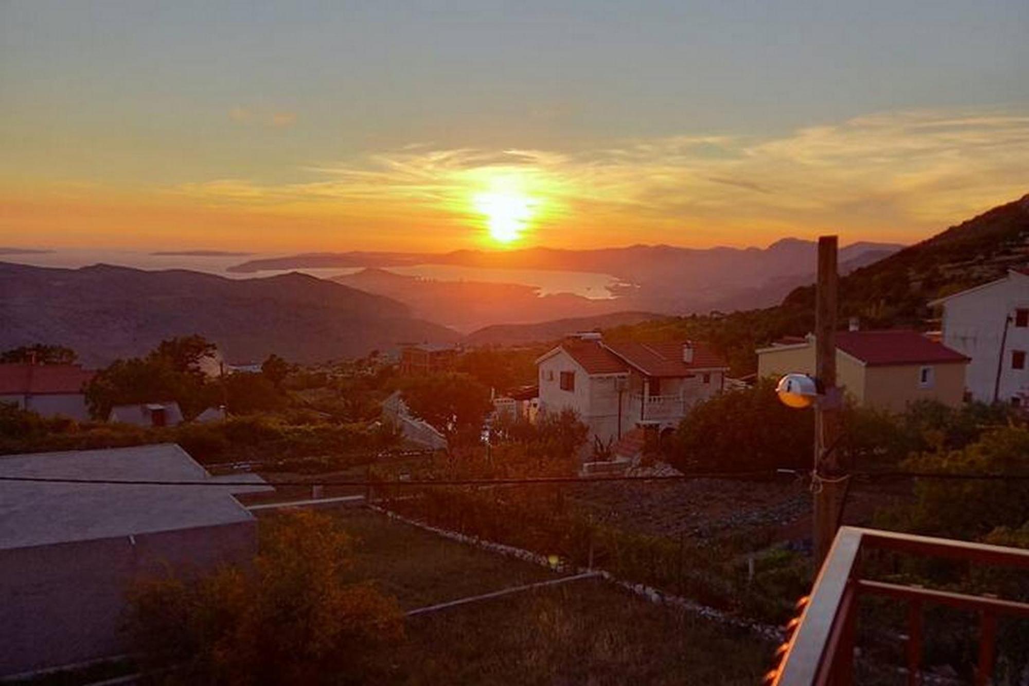 Holiday Home Mons Aureus Gornje Sitno Luaran gambar